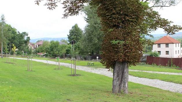 Odpočinkový park stojí u vlakového nádraží v Chodově a připomíná místního významného průmyslníka Karla Gasche.