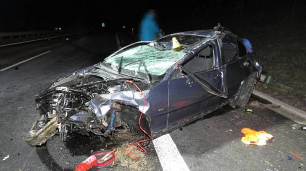 JEDNA Z POSLEDNÍCH tragických nehod se stala před Vánoci na dálnici D6, kde havaroval řidič, který jel příliš rychle a na letních pneumatikách. Spolujezdec nehodu nepřežil.