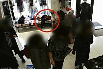 Krádež kabelky v Karlových Varech zachytila bezpečnostní kamera.