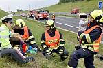 Záchranáři vyjeli k nehodě čtyř aut, havarovalo ale jen jedno. V něm cestovaly i děti, které pak hasiči vzali k sobě na základnu.