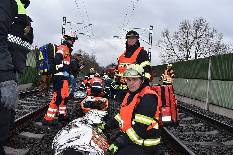 Hasiči cvičili u jesenické přehrady záchranu lidí při srážce vlaku s autem