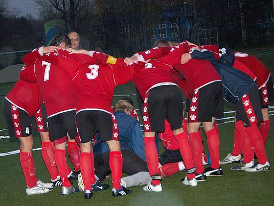 Krajský Fincentrum přebor: Baník Sokolov B - FK Union Cheb (v červeném)