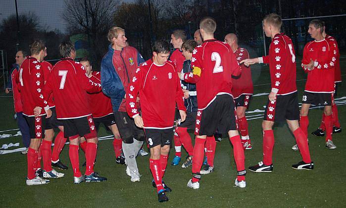 Krajský Fincentrum přebor: Baník Sokolov B - FK Union Cheb (v červeném)