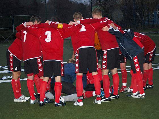 Krajský Fincentrum přebor: Baník Sokolov B - FK Union Cheb (v červeném)