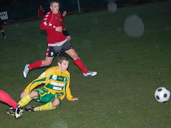 Krajský Fincentrum přebor: Baník Sokolov B - FK Union Cheb (v červeném)