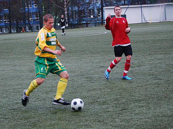 Krajský Fincentrum přebor: Baník Sokolov B - FK Union Cheb (v červeném)