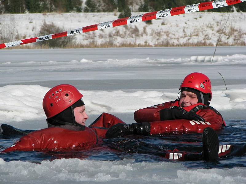HASIČI na koupališti Bílá voda v Chodově trénovali záchranu člověka při prolomení ledu na zamrzlé vodní hladině. 