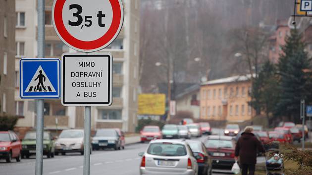 Průjezd kamionům dosud zakazuje značka, která je od hranic umístěná asi dva kilometry.