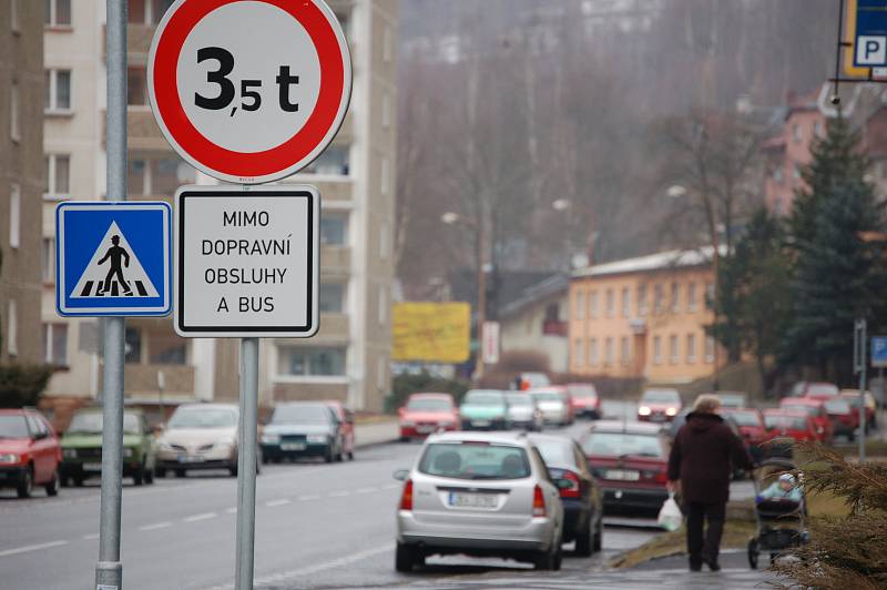 Průjezd kamionům dosud zakazuje značka, která je od hranic umístěná asi dva kilometry.