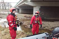 POLICIE s hasiči ukončili pátrání po muži v řece Ohři v Sokolově, kam skočil v sobotu večer, když prchal před policií. 