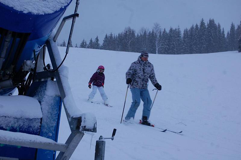 Lidé si užívali v bublavském skiareálu. 