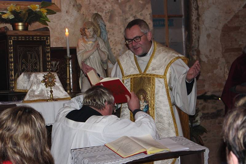 Průvod v čele se třemi králi došel až na hrad Hartenberg, kde se v kapli sv. Tří králů konala slavnostní tříkrálová mše.