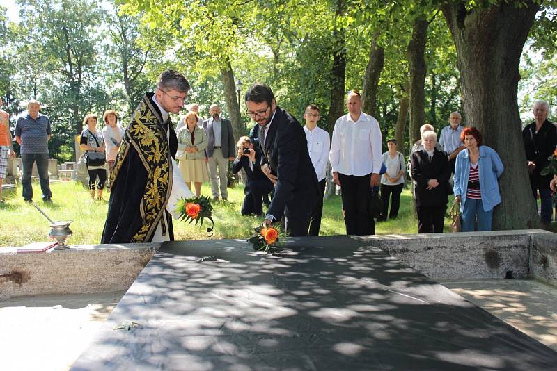 Uložení ostatků do obnovované hrobky na chodovském hřbitově.