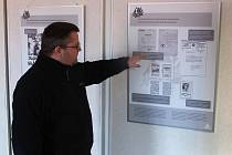 ŘEDITEL sokolovského muzea Michael Rund ukazuje na informačním panelu minulost sudetoněmecké levice. 