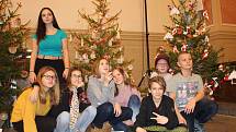 Až do konce prosince se můžete v klášterním kostele inspirovat vánočními stromky, které ozdobily sokolovské mateřinky, základní a střední školy, DDM, městská knihovna, zuška či Sokolík.