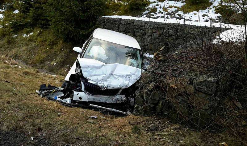 Řidič zůstal v havarovaném autě zaklínění, zranili se další dva lidé.