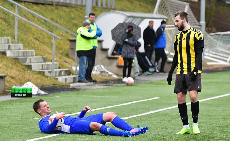 Březová  (v pruhovaném) vstoupila do jarní části Fortuna Divize B pravou nohou, když si vyšlápla na exligové Kladno, které porazila vysoko 3:0.