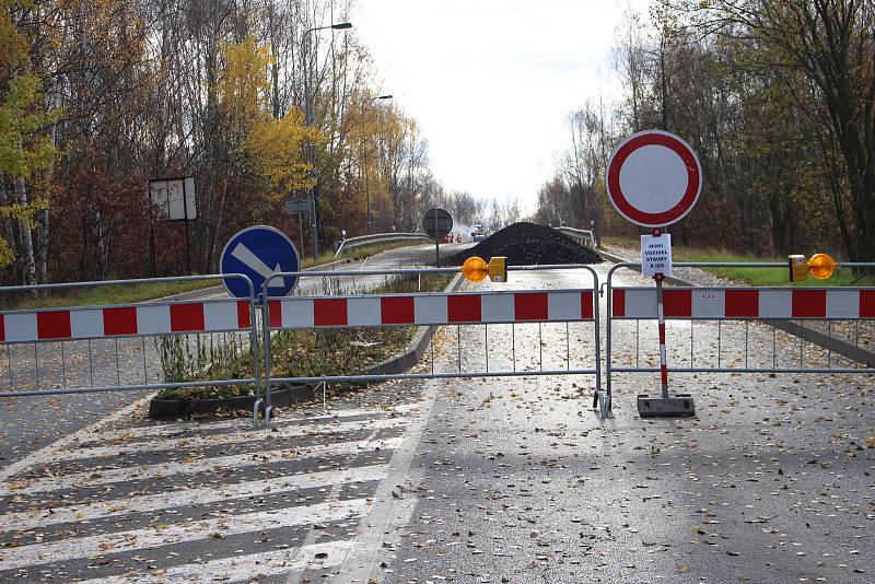 Most přes železnici je zavřený. Do Nového Sedla se zhruba deset měsíců bude jezdit po objízdných trasách.