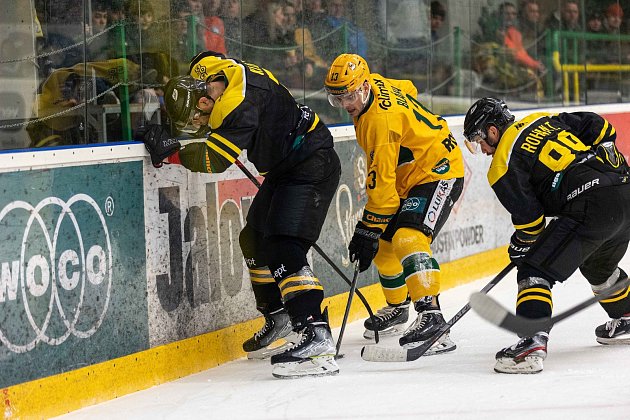 CHANCE liga (33. kolo): VHK ROBE Vsetín (na snímku hokejisté ve žlutých dresech) - HC Baník Sokolov 3:4 (0:0, 3:3, 0:1).