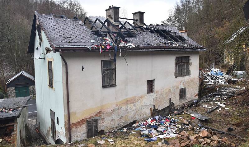 Požár střechy rodinného domu v Lokti.