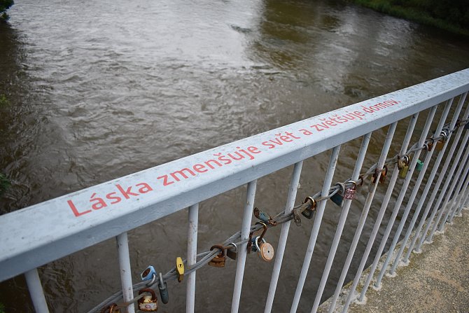 Na sokolovském Mostě lásky obnovili zašlé milostné citáty.