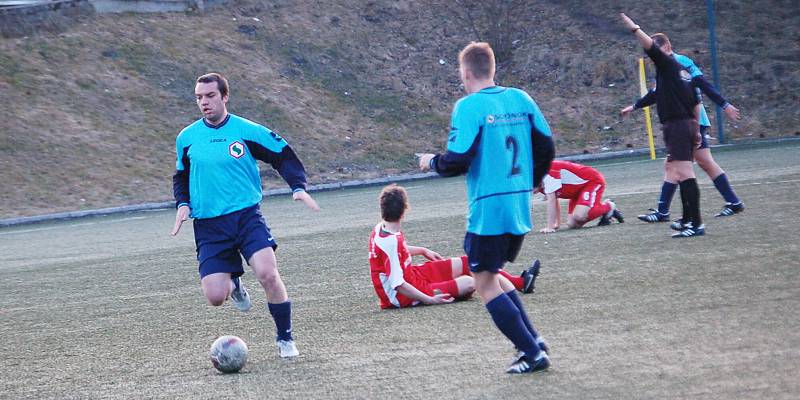 Krajský přebor: Spartak Chodov - Spartak Horní Slavkov (v modrém)