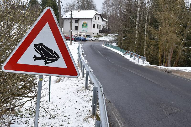 Natahují u silnice zábrany. Chtějí tak zamezit masakru žab.