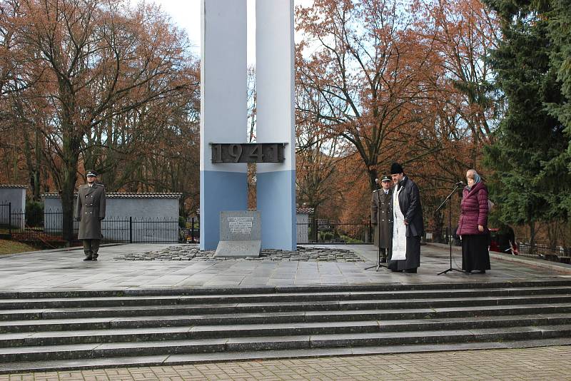 Slavnostní pietní akt u památníku u sokolovského hřbitova.