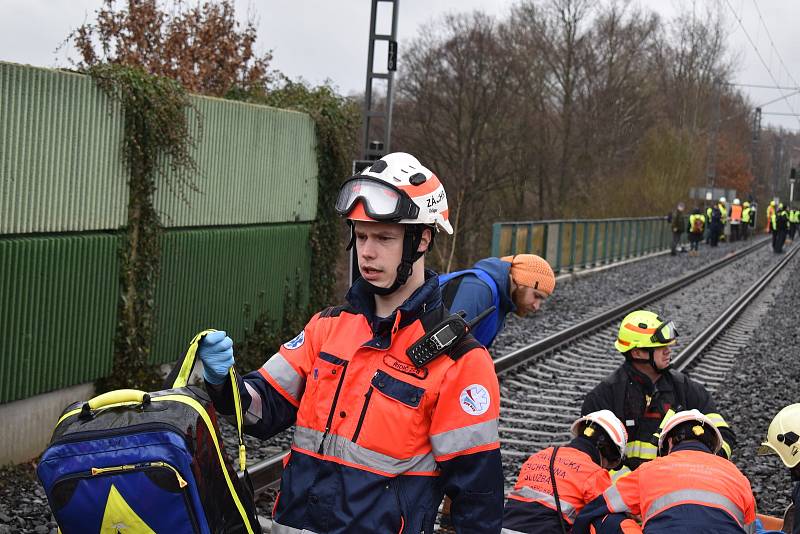 Hasiči cvičili u jesenické přehrady záchranu lidí při srážce vlaku s autem