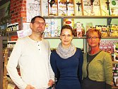 Tým Nebe v hubě - zleva Martin Křepela, Mirka Švarcová, Jitka Šimůnková - vám ve své prodejně v Karlových Varech nabídne nejen své produkty, ale i ty od jiných prodejců podobného zaměření. 