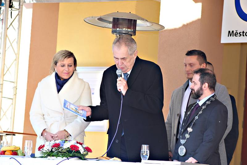 Prezident Miloš Zeman dostal netradiční dárek od vietnamské komunity.