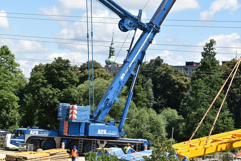 Stavaři pokládali mostovku nové Krejcarové lávky v Sokolově