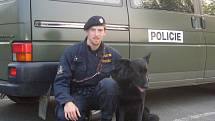 Služební policejní pes Adon s policistou Antonínem Laslopem byli u zadržení nebezpečného vězně, který prchal z vězení v Kolové u Kynšperka.