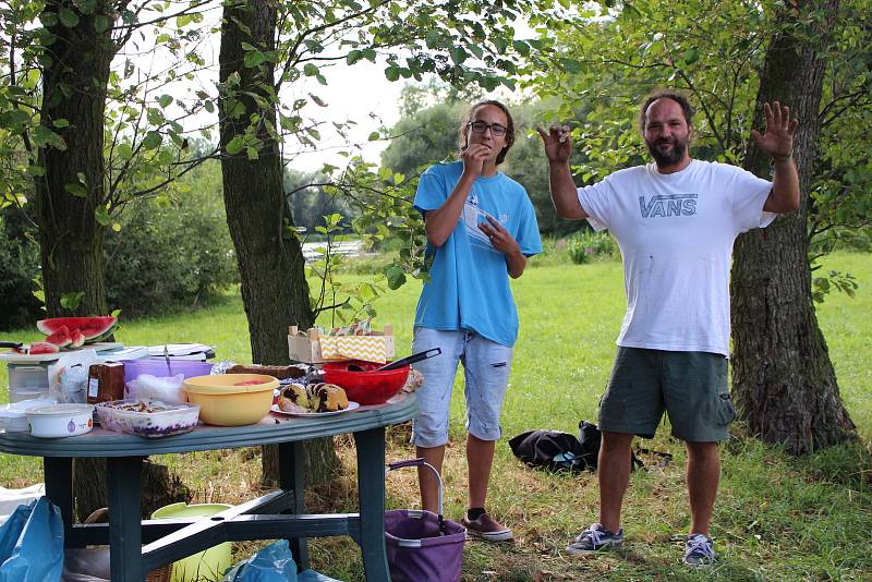 Vegetariánský piknik se konal u kynšperské lávky již potřetí.