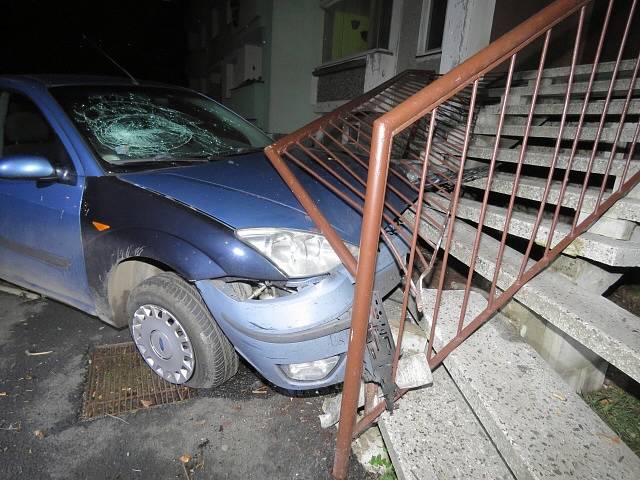 Riskantní jízda silně opilého řidiče skončila na schodišti panelového domu.