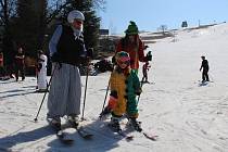 Karneval na lyžích si užily celé rodiny. Bublava se tak loučí se sezónou, která byla podle vlekařů úspěšná.