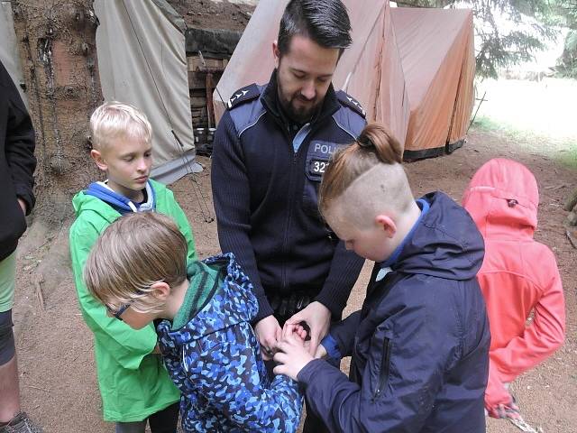 Policisté navštívili děti na táboře.