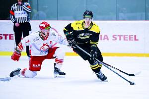 CHANCE LIGA (30. kolo): HC Frýdek-Místek - HC Baník Sokolov (na snímku hokejisté v černých dresech) 3:1 (0:0, 1:1, 2:0).