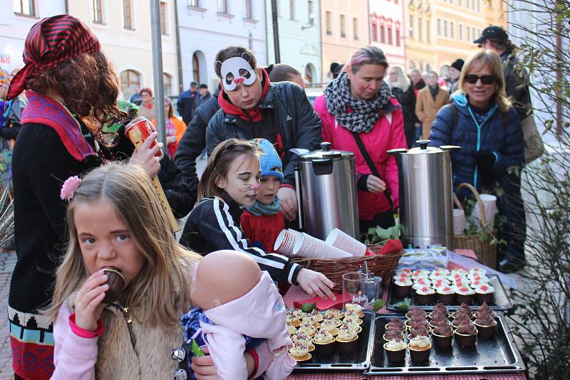 Návštěvníci s maskami i bez nich si užívali premiérový Loketský masopust.