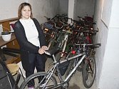 Z Azylového domu Sokolov odvezli hasiči na pět desítek bicyklů.