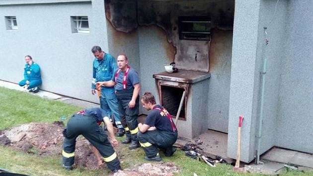 Plynová přípojka hořela v Chodově. Hasiči evakuovali obyvatele domu.