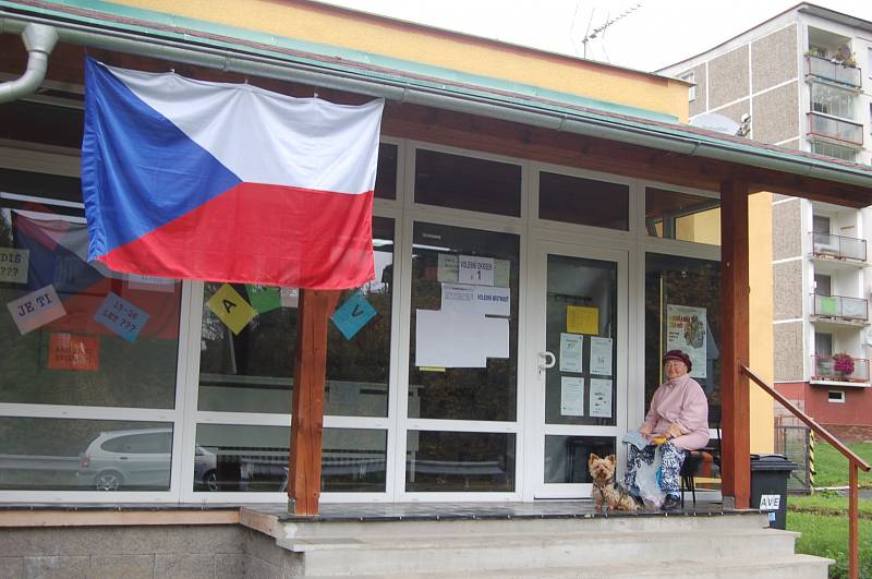 Volička Drahuška Křiváčková si spletla volební komisi. I v té své ale odvolila jako první.