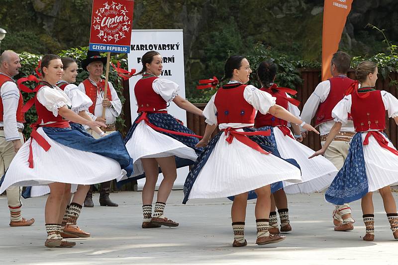 Karlovarský folklorní festival se loučil v amfiteátru pod hradem Loket