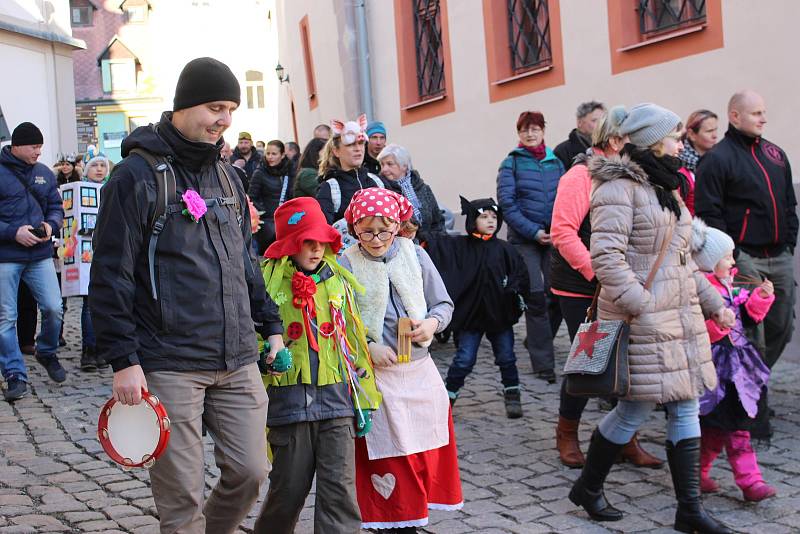 Návštěvníci s maskami i bez nich si užívali premiérový Loketský masopust.