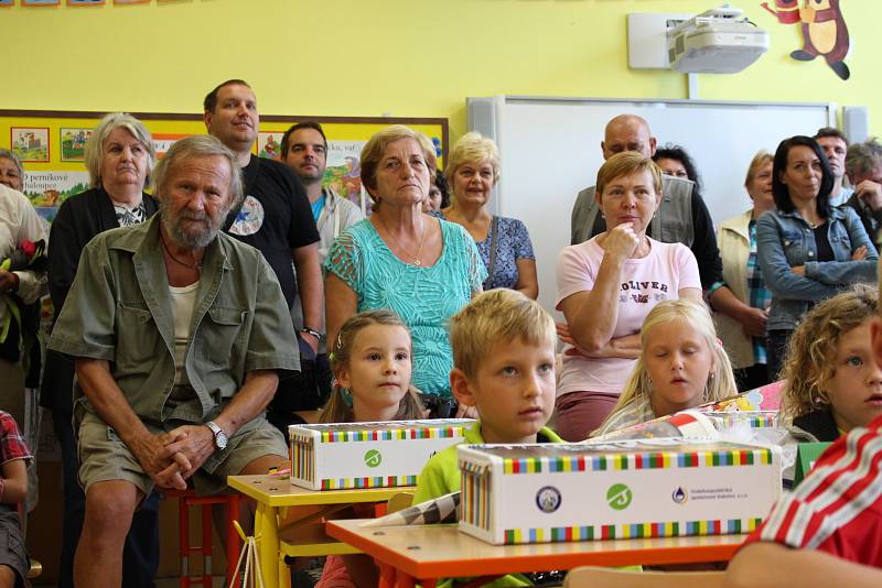 Poprvé do školních lavic usedli v pondělí i prvňáčci na ZŠ Švabinského Sokolov.