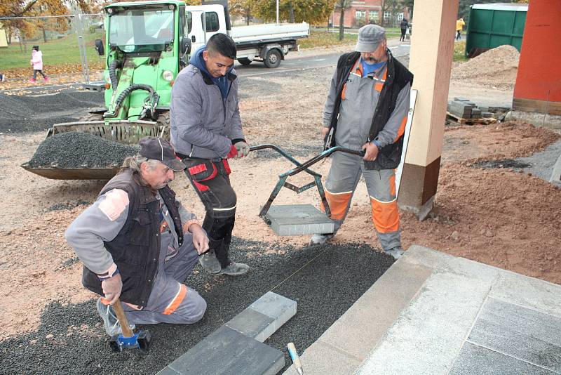 Prostor před zdravotním střediskem dostane důstojný vzhled.