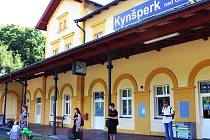 Novou výpravní budovu dostali do užívání cestující na železniční stanici v Kynšperku nad Ohří.
