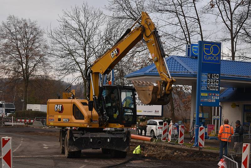 Stavba terminálu v Lokti přinesla omezení pro řidiče, chodce i cestující