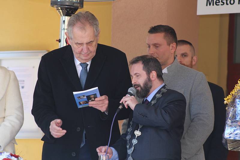 Prezident Miloš Zeman dostal netradiční dárek od vietnamské komunity.