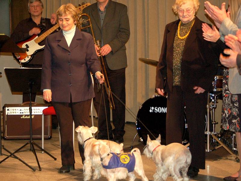 Zuzana Nosková z Horního Slavkova a její přítulné fenky Apina, Sisinka a Belisa.